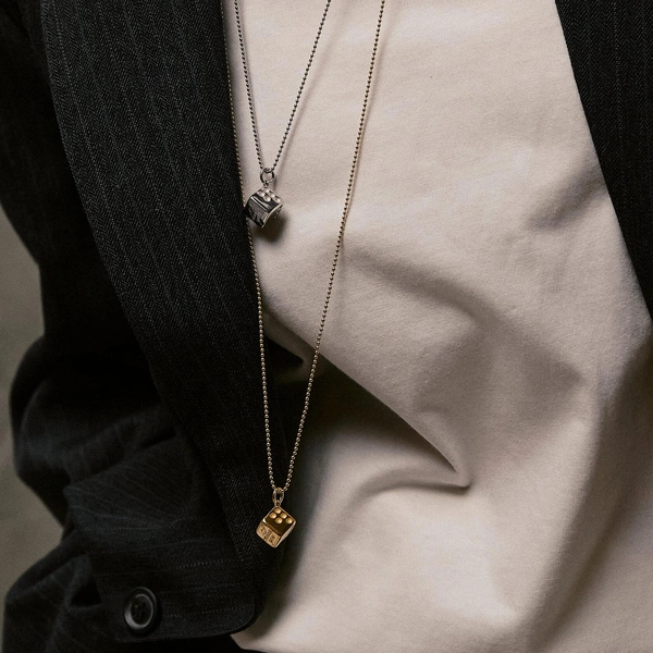 Подвес «i choose you» rassvet detailСеребряный подвес «i choose you» из коллекции с тем же названием сделан из серебра 925 пробы с позолотой. Украшение дополняют два хлопковых шнурка длиной по 100 см в молочном и шоколадном оттенках, которые можно завязывать так, как вам удобно — от чокера до длинной подвески.