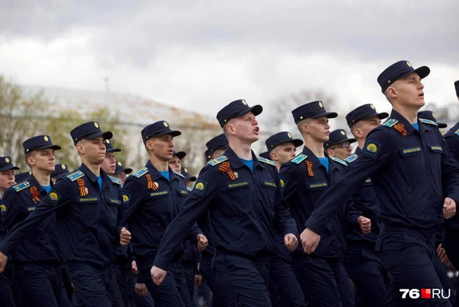 Молодежь гордо маршировала по площади | Источник: Кирилл Поверинов / 76.RU