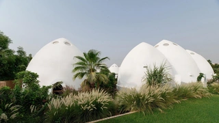 Восточные традиции: школа с белыми куполами в Дубае