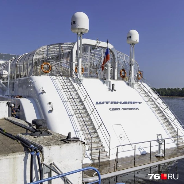 Сзади есть площадка для спуска к воде | Источник: Кирилл Поверинов / 76.RU