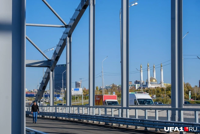 Вид на мечеть сквозь арку | Источник: Булат Салихов / UFA1.RU