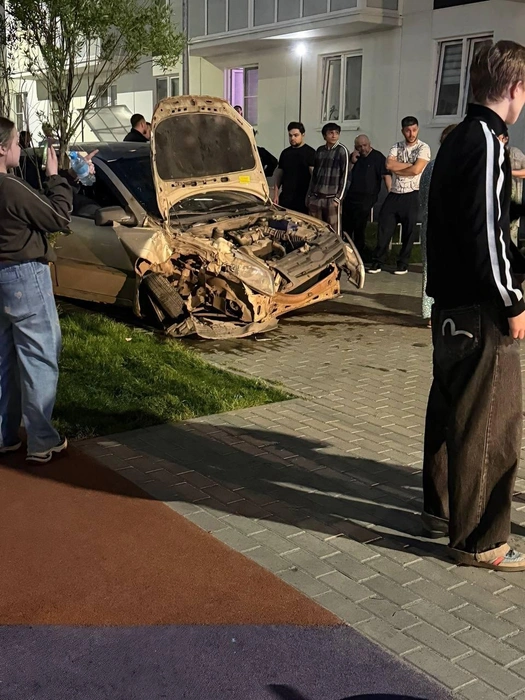 Автомобиль врезался в крыльцо подъезда | Источник: соцсети