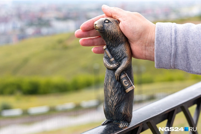 Многие гладят маленькие бронзовые скульптуры | Источник: Мария Ленц / NGS24.RU