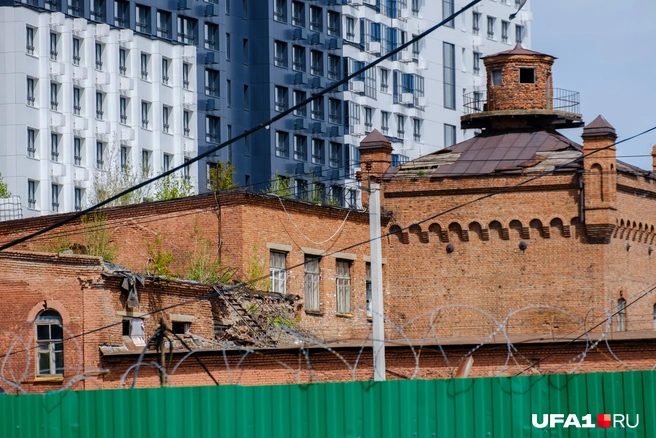 Стены не то чтобы рушатся, но кирпичики нет-нет да выпадают | Источник: Булат Салихов / UFA1.RU