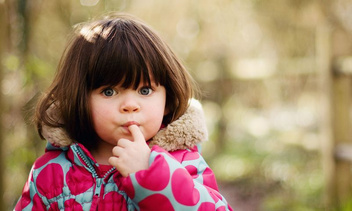 Вкусные ручки: как отучить ребенка тянуть пальцы в рот