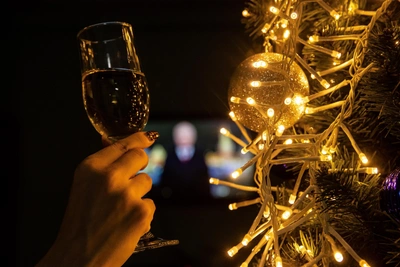 Врач предупредил об опасности роллов с шампанским