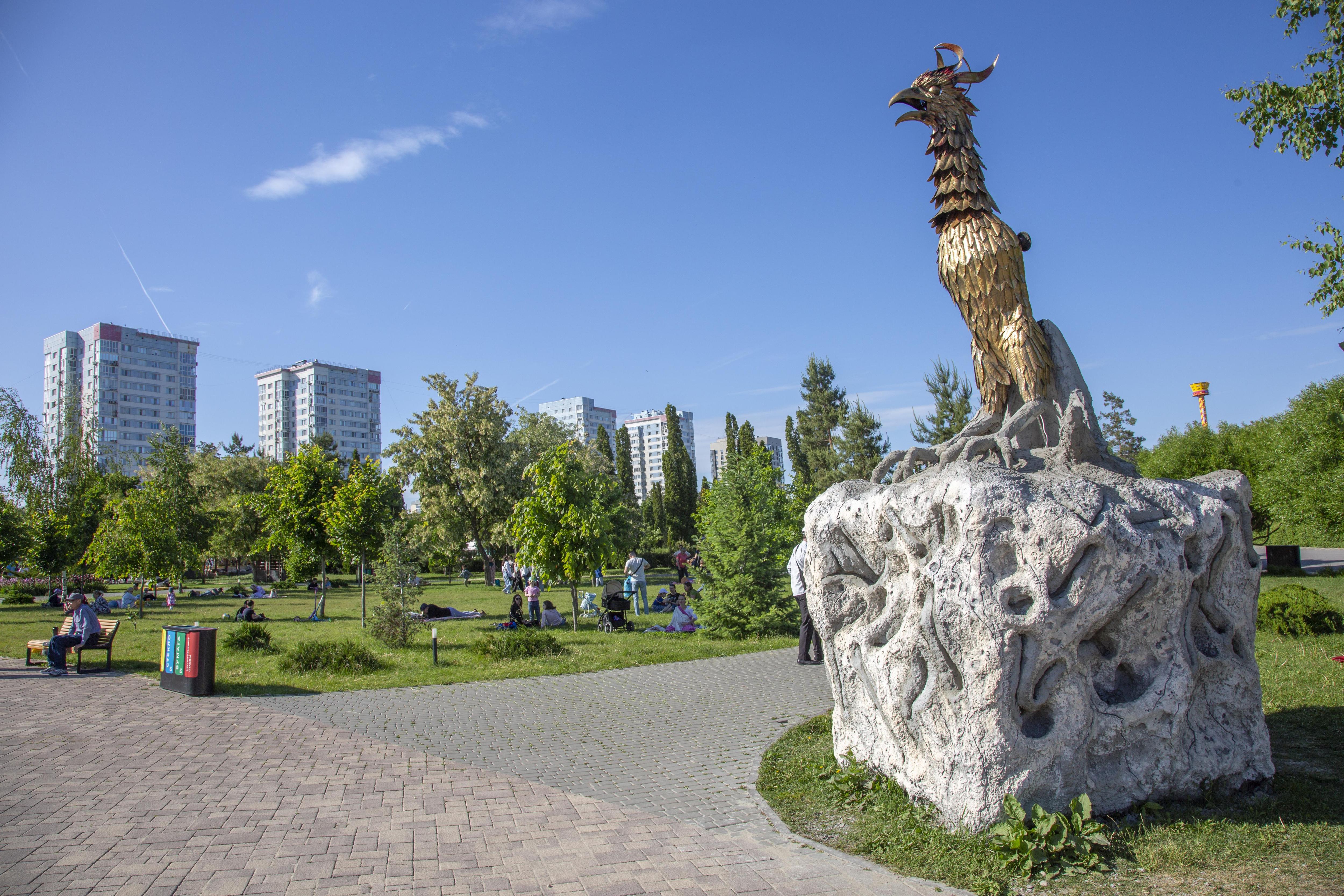 В центре Волгограда появился памятник «Мечте бескрылой, приземленной» в виде золотой птицы с замурованными в бетон лапами