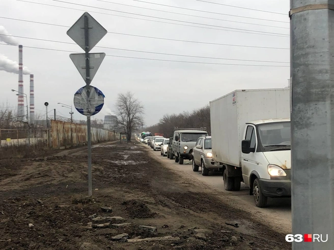 Карла Маркса стоит намертво. Люди проводят в пробке по часу и больше | Источник: Алексей Ногинский / 63.RU