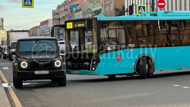 Просто игнорировал. На Лиговском автобус перегородил проспект из-за водителя «Гелендвагена» | Источник: читатель «Фонтанки»