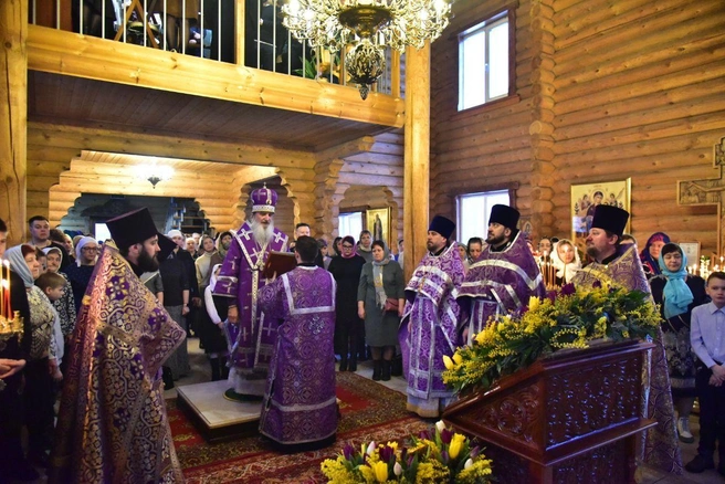 В день обретения мощей св. блж. Матроны Московской духовенство было в фиолетовом облачении | Источник: Оренбургская епархия