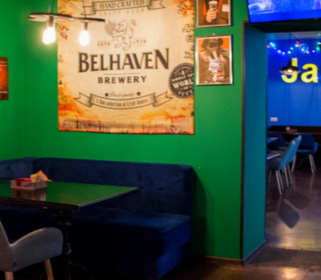 В баре много плакатов | Источник: jamesonbar.ru