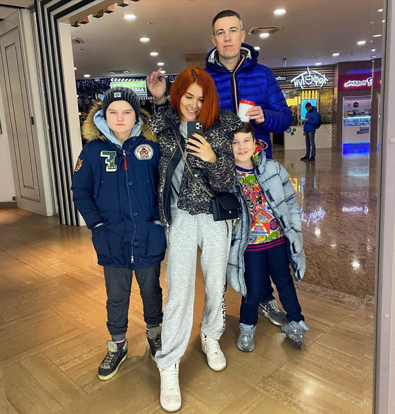 Николь Кузнецова с семьей