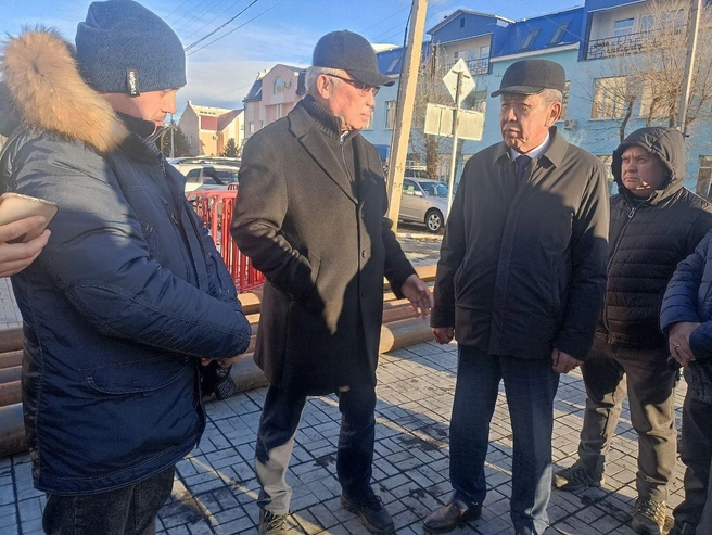 Сенатор Баир Жамсуев и исполняющий обязанности главы администрации округа Ананда Дондоков побывали на объекте 3 ноября | Источник: «АБО | Агинский Бурятский округ» / T.me