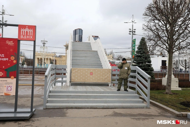 Пешеходный мост «Северное сияние», проходящий над ледовым покрытием, пока еще закрыт | Источник: Артем Устюжанин / MSK1.RU