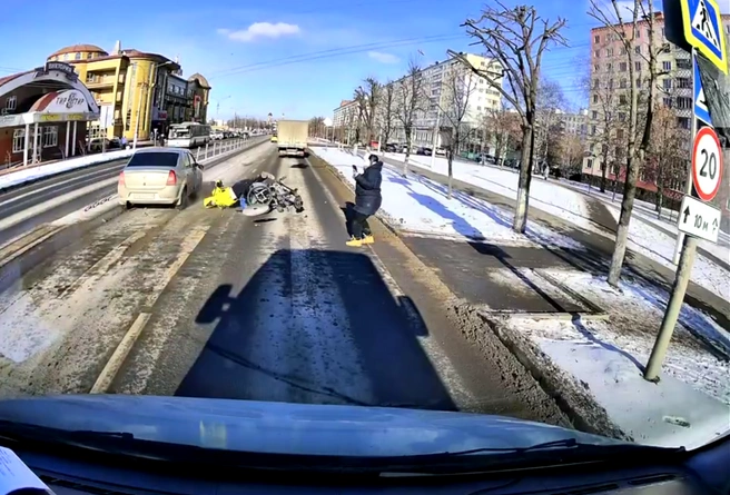 Автомобилист сбил инвалида-колясочника на пешеходном переходе в подмосковном Дмитрове | Источник: «Это Дмитров, детка!»