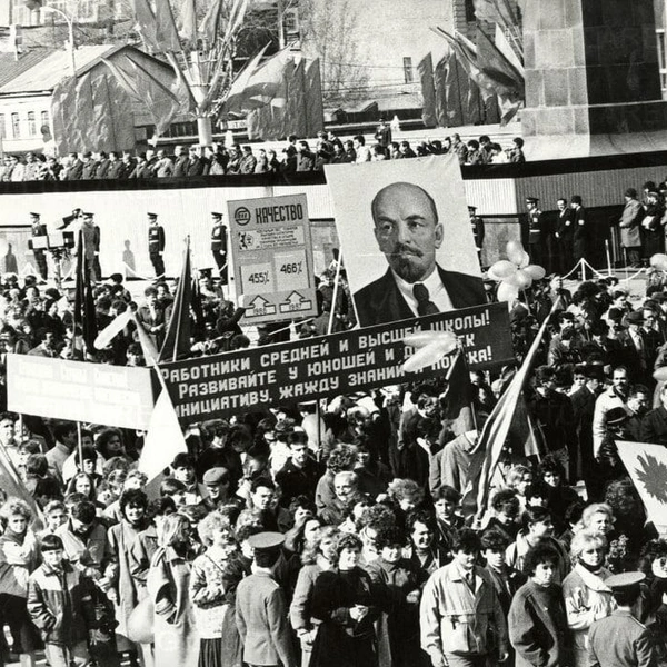 Площадь Ленина, Тула, 1 мая 1988 года. Одно из последних первомайских шествий в «Оружейной столице». | Источник: Сусков Евгений / Государственный архив Тульской области