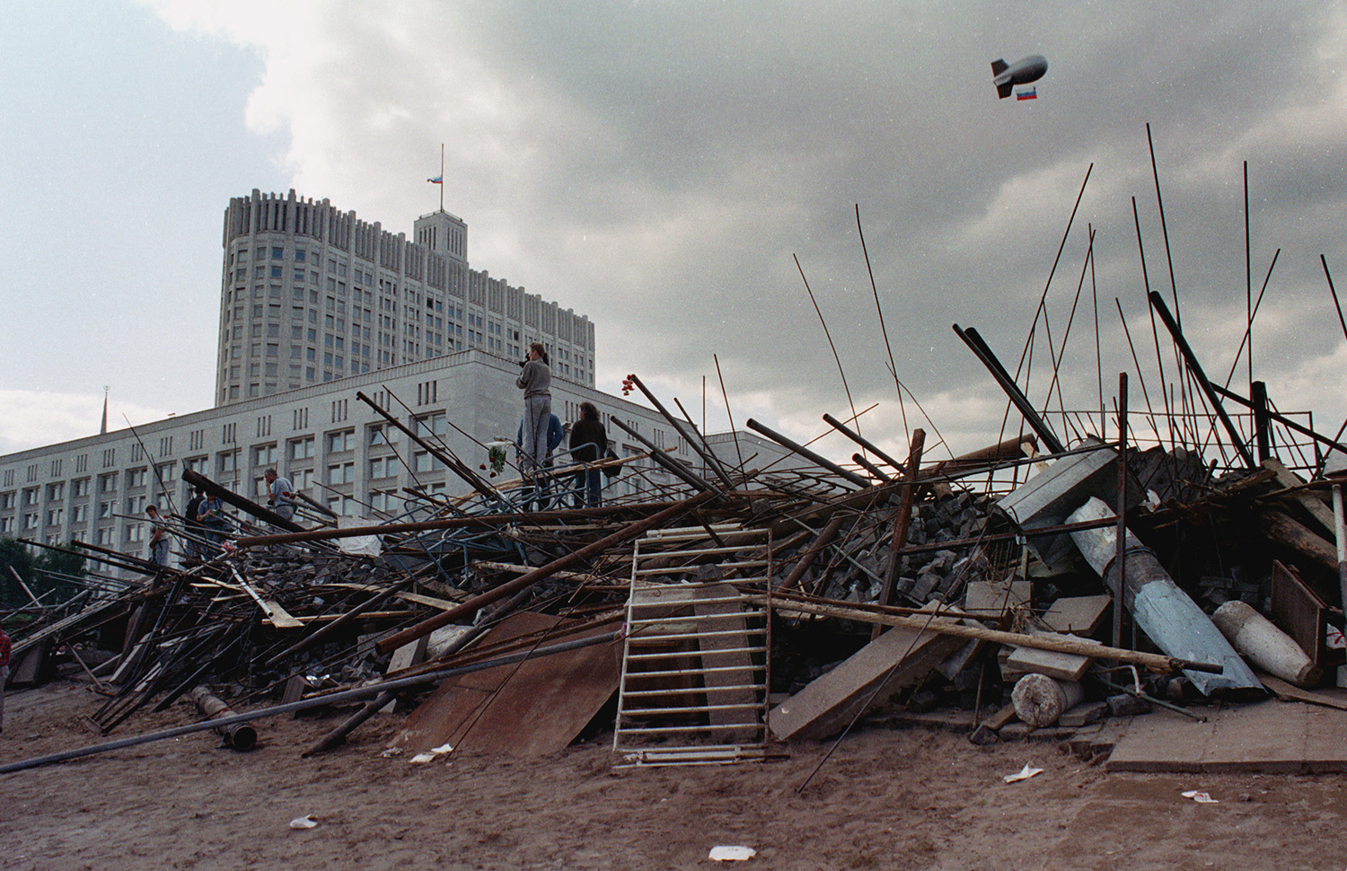 Вспоминаем, что творилось на улицах Москвы во время путча 1991 года (много  фото) | MAXIM