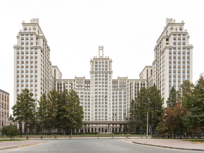 Гранитные фасады, декоративные элементы, витражи — всё это создает идеальный контекст для балетного искусства | Источник: предоставлено И. В. Клочковым