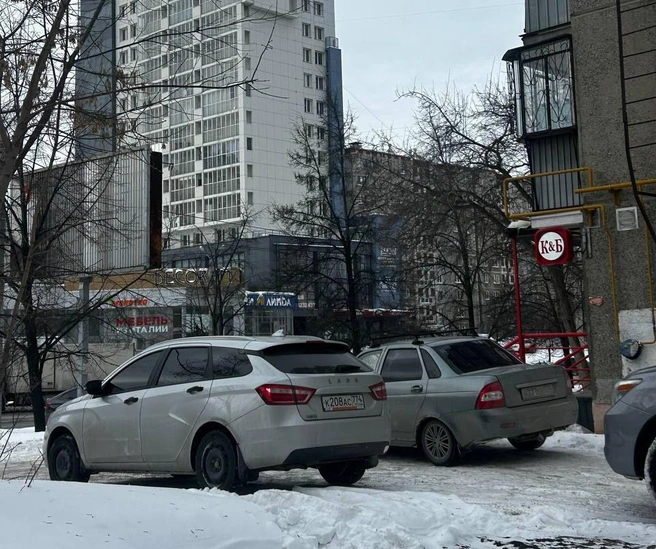 Курчатова, 32 около «К&amp;Б». По словам автора снимка, паркуются тут каждый день | Источник: читатель 74.RU
