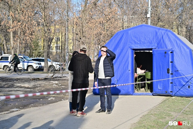 Шатер оперштаба привлекает внимание яркой расцветкой | Источник: Василина Любимова / 59.RU