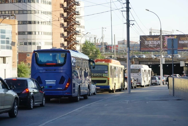 Огромные пробки сковали три моста в городе | Источник: Александр Ощепков / NGS.RU