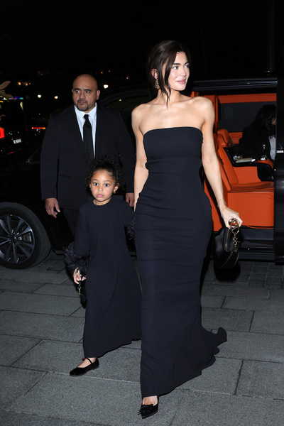Леди в черном: Кайли Дженнер появилась в парных с дочерью образах на показе Valentino