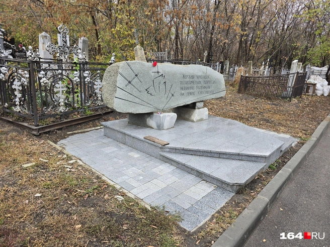 Мемориальный камень в центре Воскресенского кладбища | Источник: Семен Коротов-Майбах / 164.RU