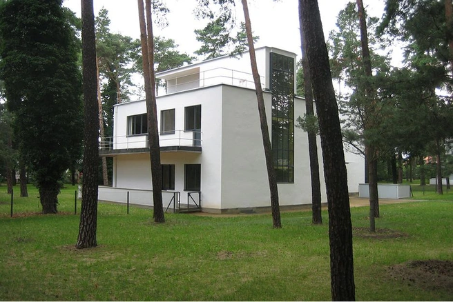 Пристройка для проживания «учителей» Bauhaus. Внизу Студенческая комната с металлической мебелью по эскизам Марселя Бройера.