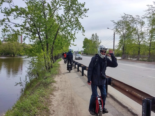 Герой публикации, Александр,&nbsp;— на переднем плане в белом шлеме | Источник: Предоставлено Александром