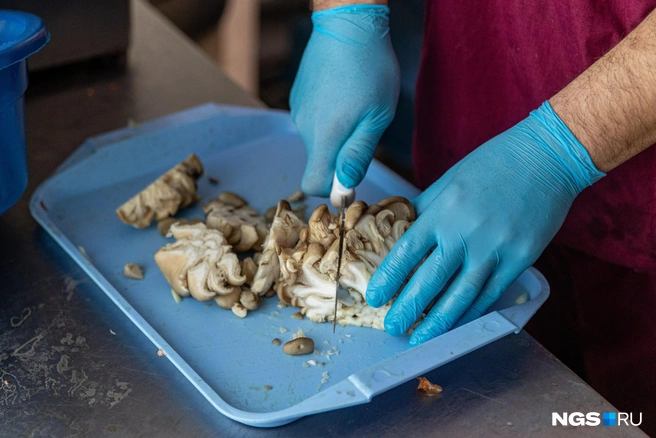 Обработать грибы нужно в тот же день, когда их принесли домой  | Источник: Александр Ощепков / NGS.RU