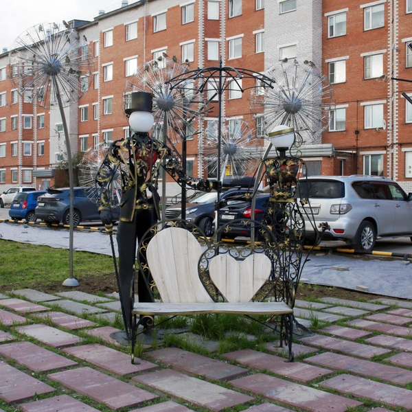 Эта скамейка для романтических посиделок появилась в городе недавно. Дом на заднем плане из-за расцветки фасада прозвали «Бутерброд» | Источник: Антон Божко