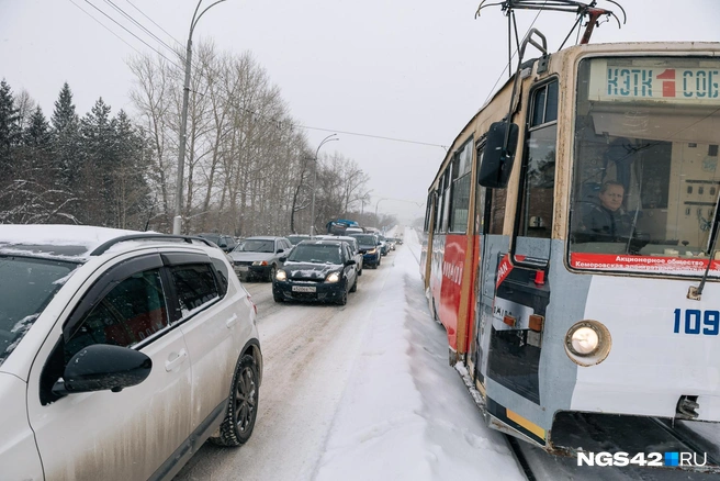 Несмотря на трудности, уехать в любой район города возможно в любое время с утра до вечера | Источник: Максим Серков / NGS42.RU