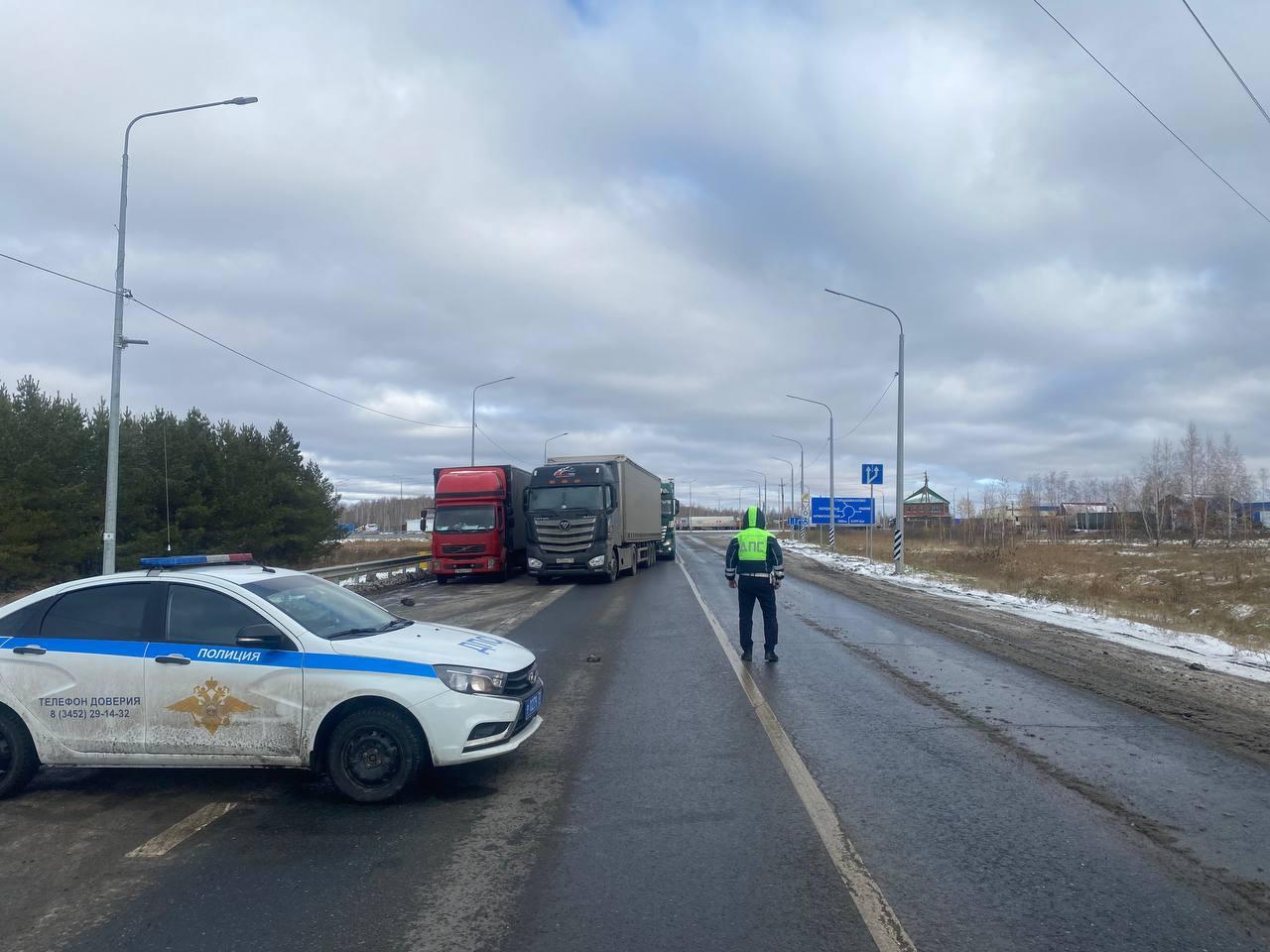 Формируют колонны. На тюменских трассах из-за погоды ограничили движение