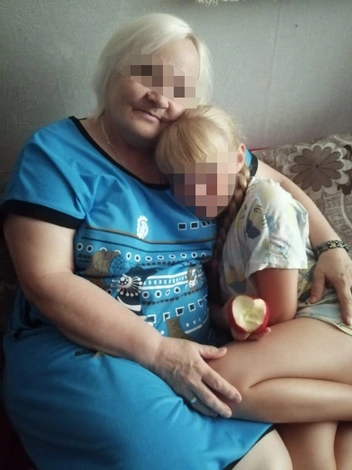 Вика часто гостила у бабушки и дедушки после их переезда в квартиру | Источник: из семейного архива Свердловых