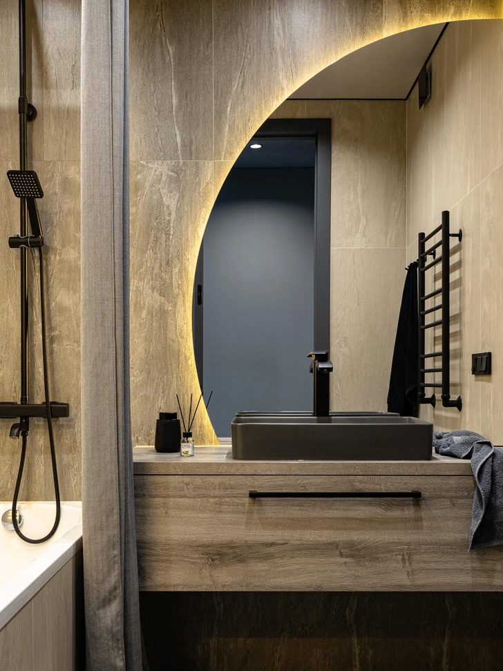 Cантехника, Gappo, CeramaLux, Riho. Мебель, Egger. Зеркало изготовлено на заказ, Zerkaloplus.by. Плитка Granite Alta, Idalgo. | Источник: Виталина Ворошкевич. Стиль: Юлия Поздняк