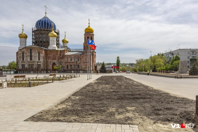 К дню открытия стелы не успели даже до конца уложить асфальт | Источник: Константин Завриков / V1.RU