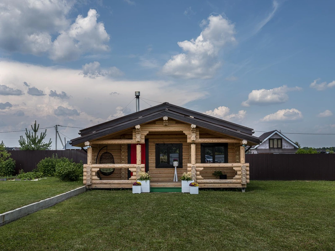 Банный дом с парадным крыльцом, которое летом декорируется цветами и outdoor-мебелью, а зимой гирляндами в лучших традициях Рождества. | Источник: Фото: Михаил Степанов. Стиль: Наталья Ягофарова