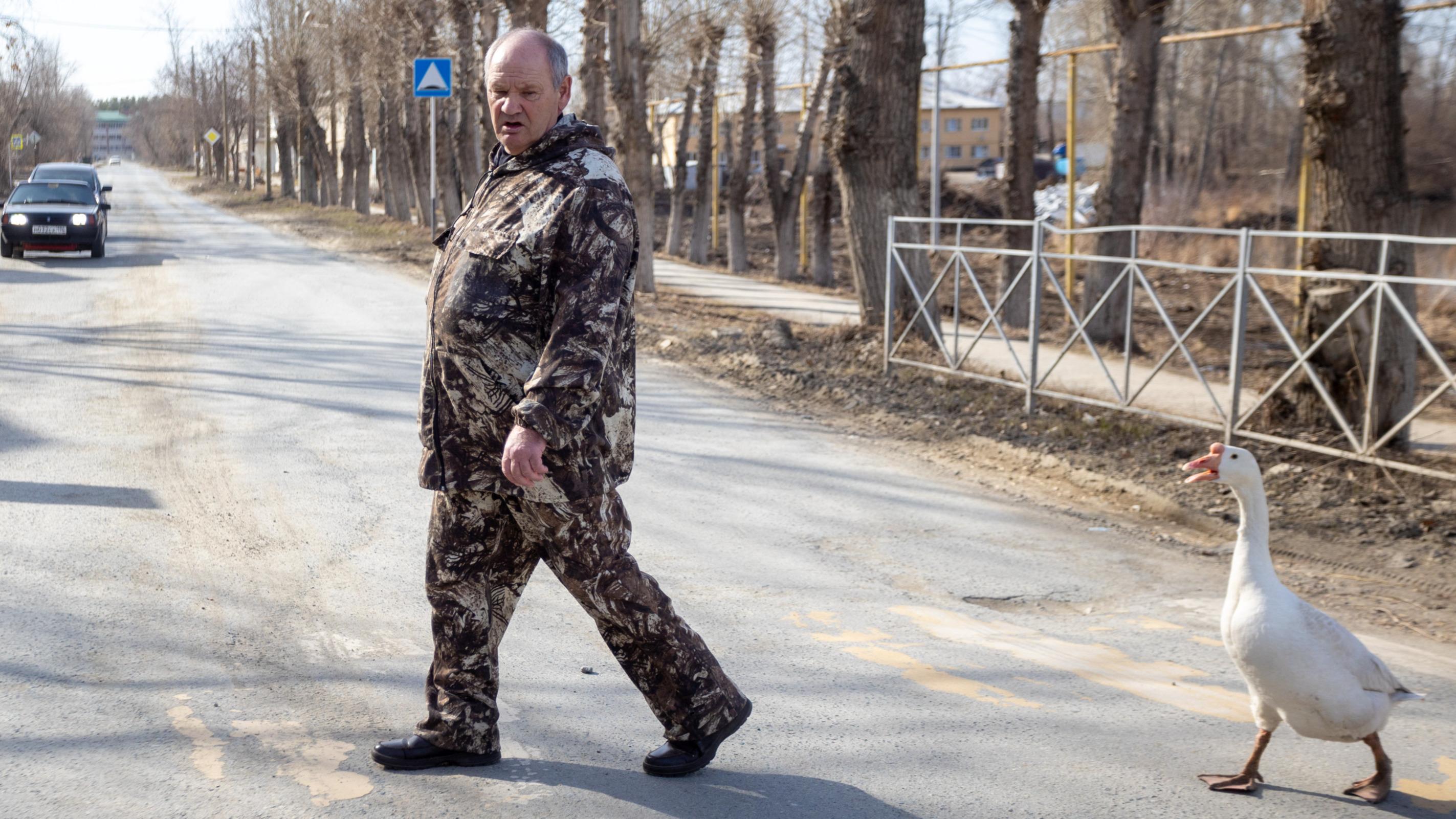 Пенсионер обучил командам гуся и теперь ездит с ним на рыбалку - 9 апреля  2023 - 116.ру