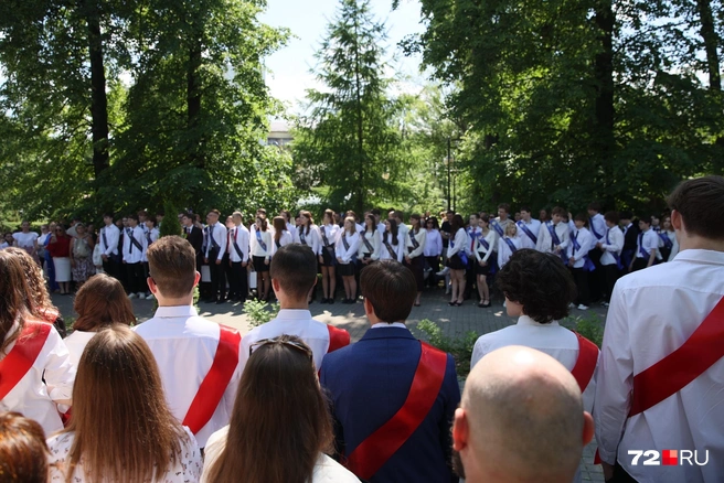Площадка проведения «Последнего звонка» — очень красивая. Но родители признались, что им было тяжело рассмотреть и тем более запечатлеть детей в столь важный день | Источник: Ирина Шарова/ 72.RU