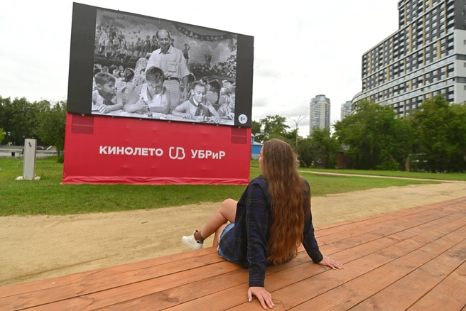Даша любит советскую классику, поэтому не могла обойти стороной показ «Добро пожаловать, или Посторонним вход воспрещен» | Источник: Максим Воробьев