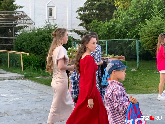 Брюнетка в алом будто сошла с полотен художника эпохи Ренессанса | Источник: Полина Перепелица / 72.RU