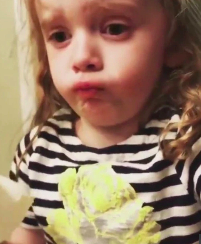 Видео: ради мамы девочка притворяется, что любит ее стряпню