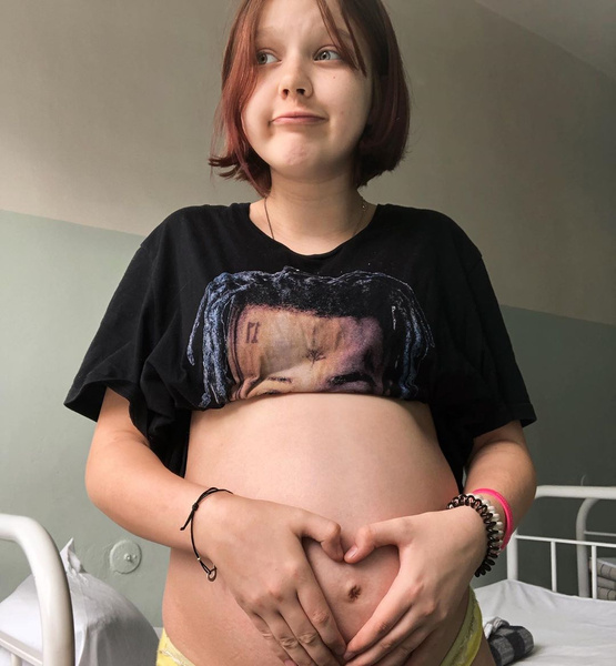 Забеременевшая в 13 лет школьница Дарья Суднишникова родила дочь