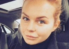Алиса Вокс разделась в постели