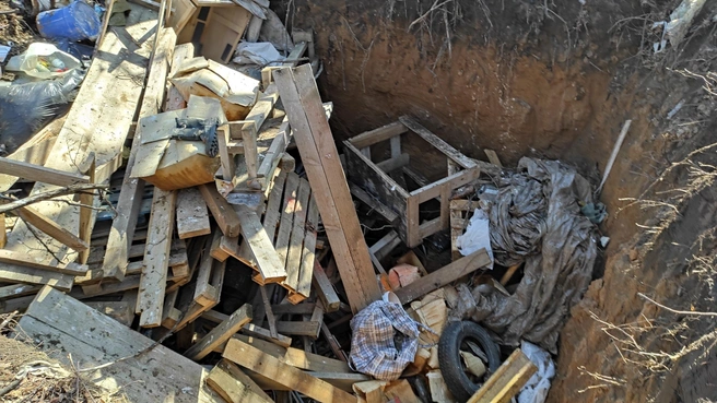 Сюда привозят всё, что могло использоваться при строительстве и отделке стадиона | Источник: Сергей Баранчуков, Гражданский патруль / Vk.com