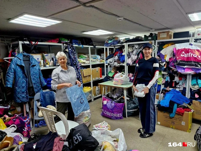 Ирина и Людмила ходят помогать разбирать вещи, как на работу | Источник: Виктория Федорова / 164.RU