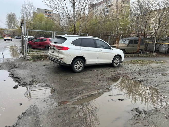 Во дворах на Северо-Западе: здесь бесконечное количество мест для парковки и рядом платная стоянка. Но гордый владелец Haval всё равно предпочел встать на разбитый (такими же гордецами) тротуар | Источник: читатель 74.RU