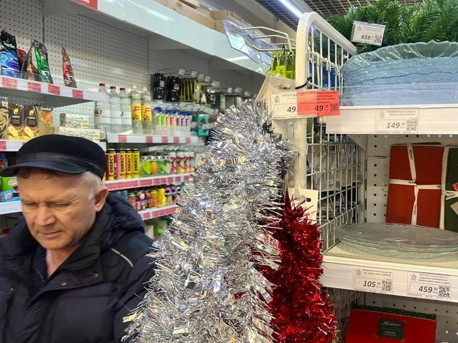 Мишура стоит всего 49 рублей | Источник: Настасья Медведева / NGS.RU