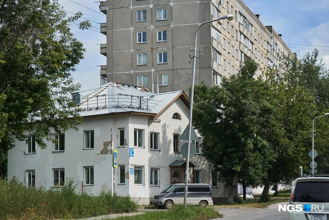 Небольшие сталинки на ОбьГЭС соседствуют с панельными девятиэтажками, построенным позже  | Источник: Александр Ощепков / NGS.RU