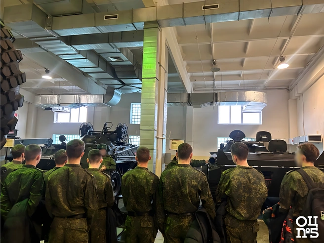 В учебном центре изучают военную тактику, огневую и строевую подготовку | Источник: Образовательный центр № 5